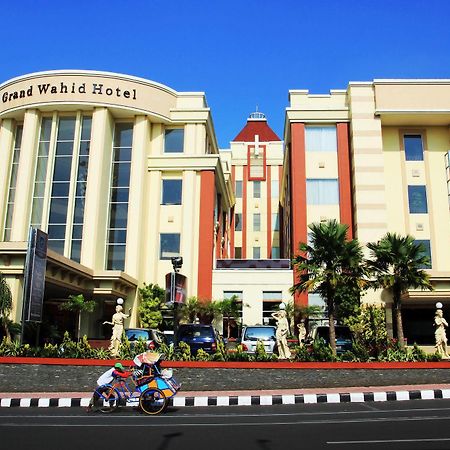 Grand Wahid Hotel ซาลาตีกา ภายนอก รูปภาพ