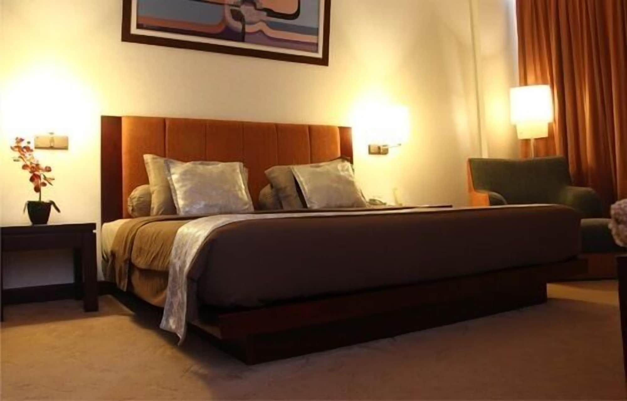 Grand Wahid Hotel ซาลาตีกา ภายนอก รูปภาพ