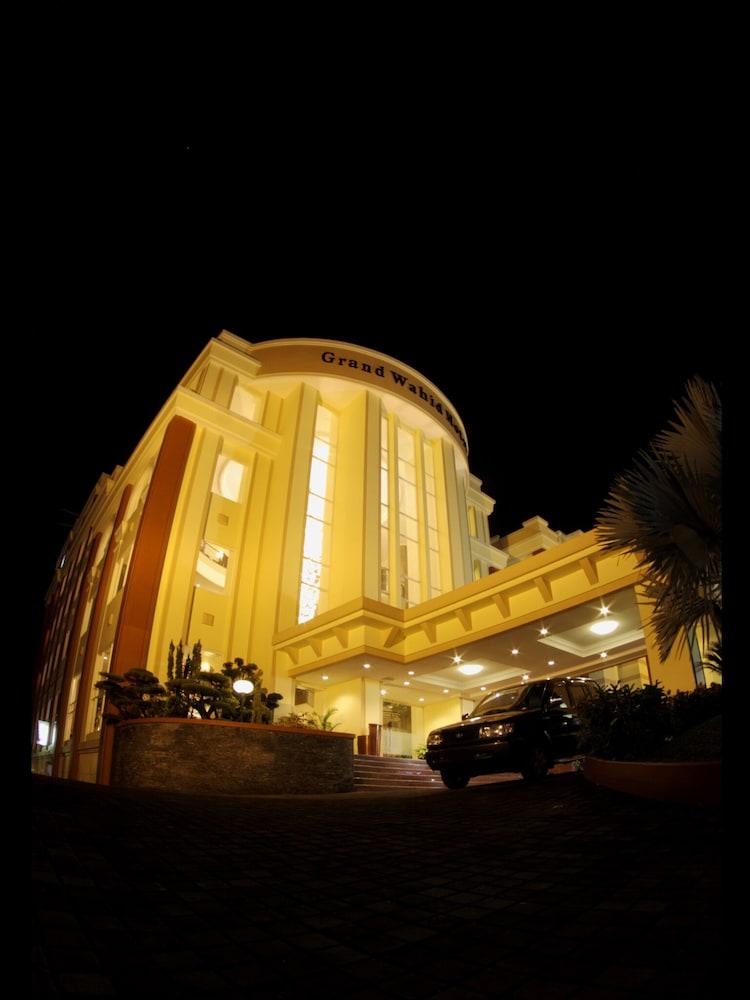 Grand Wahid Hotel ซาลาตีกา ภายนอก รูปภาพ