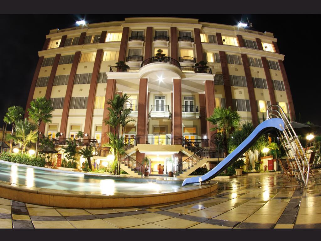 Grand Wahid Hotel ซาลาตีกา ภายนอก รูปภาพ