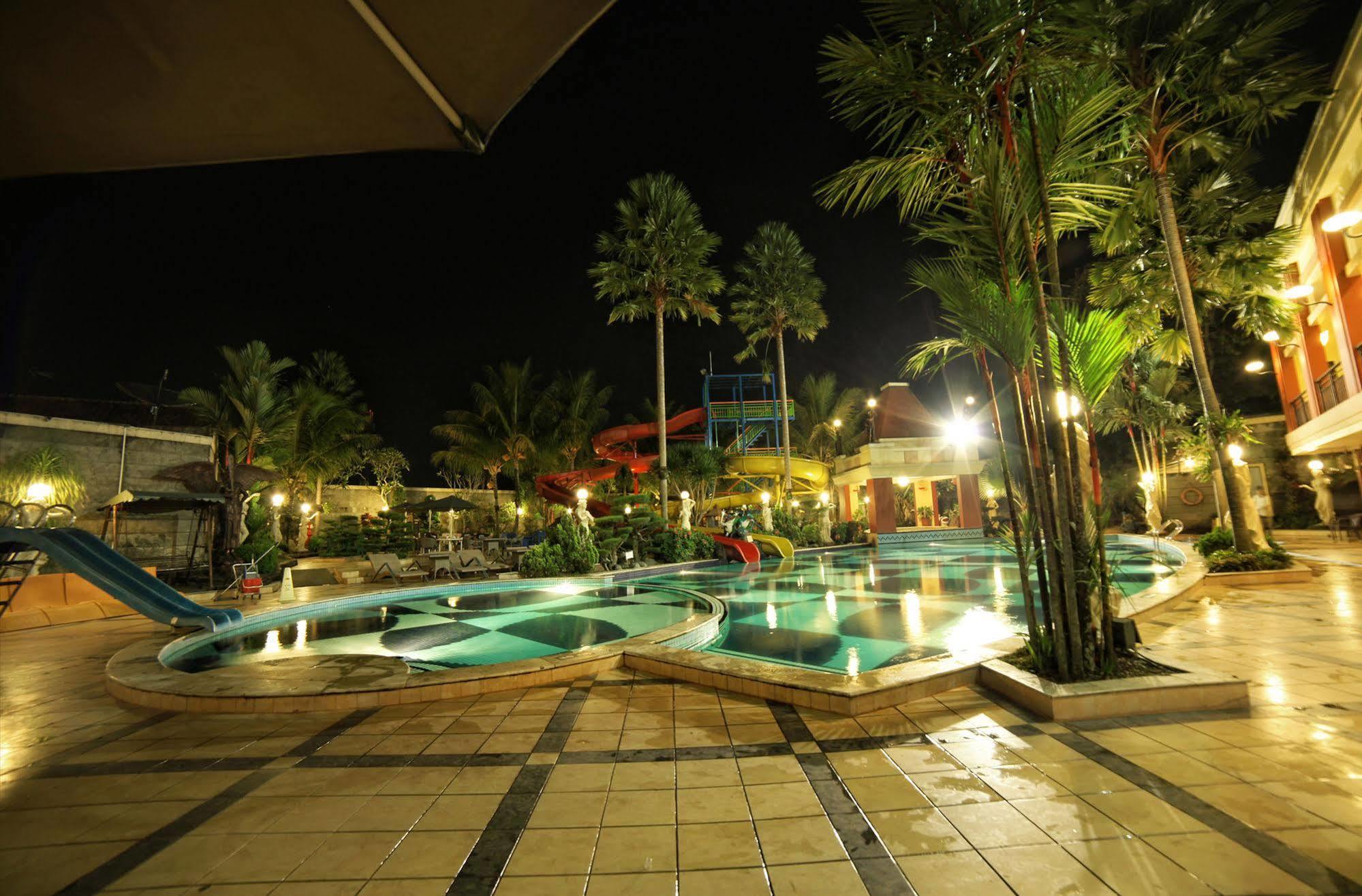 Grand Wahid Hotel ซาลาตีกา ภายนอก รูปภาพ