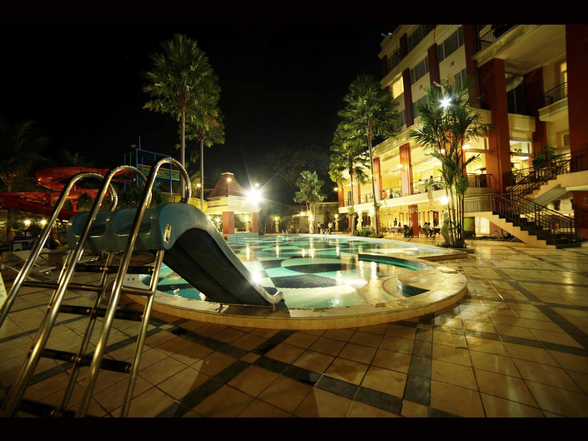 Grand Wahid Hotel ซาลาตีกา ภายนอก รูปภาพ